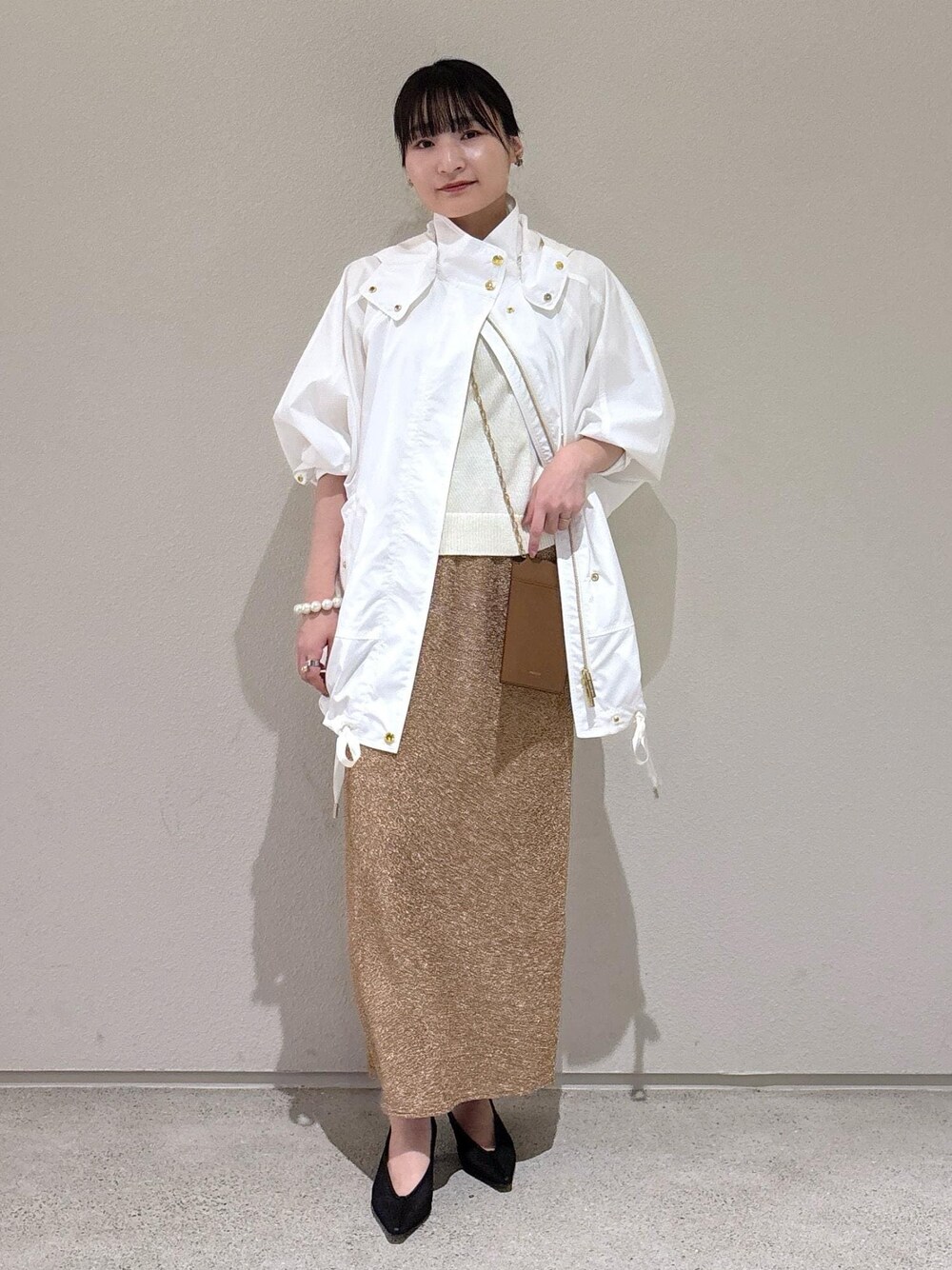 「初春コーデ、春コーデ、女子会コーデ、スカートスタイル、きれいめコーデ、ROPÉ、ウェーブ、ブルべ夏、敏感、トップス、ニット/セーター、スカート、シューズ、パンプス、GGA25020」｜「SALON adam et rope'のシャイニージャカードナロースカート（スカート、ゴールド系）」を使った、AYAさん（レディース・158cm）の冬コーディネートの1枚目の写真
