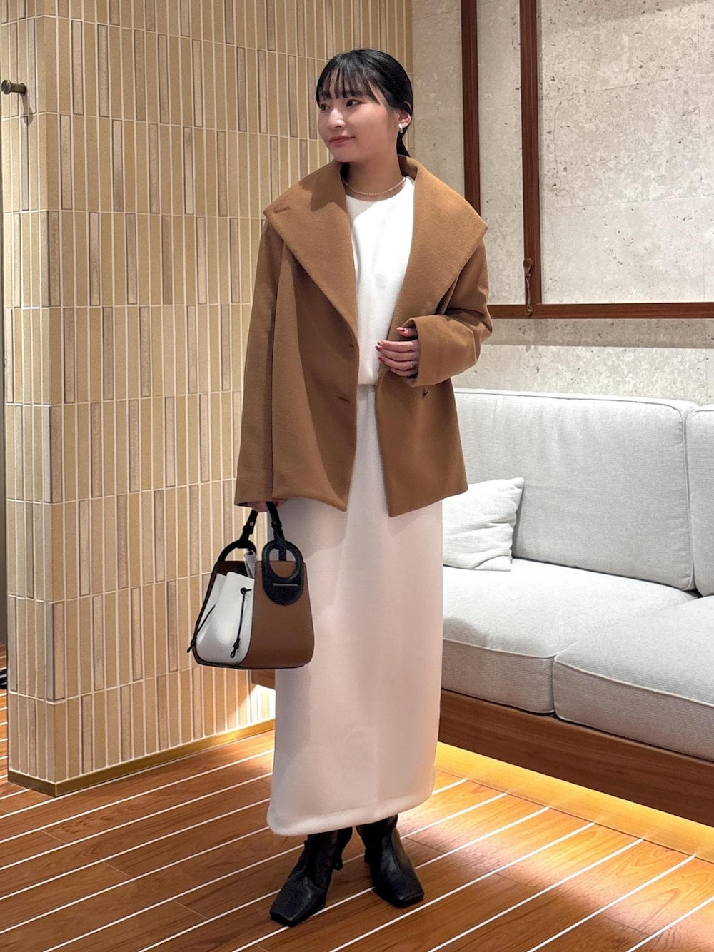 「moi別注コート、モア別注コート、初冬コーデ、冬コーデ、お仕事コーデ、デートコーデ、お出かけコーデ、女子会コーデ、セットアップ、スカートスタイル、ワントーンコーデ、きれいめコーデ、ROPÉ、ウェーブ、ブルべ夏」｜「ROPE'のBeatrice boots(ベアトリス ブーツ)（ブーツ、ブラック系）」を使った、AYAさん（レディース・158cm）の秋コーディネートの1枚目の写真