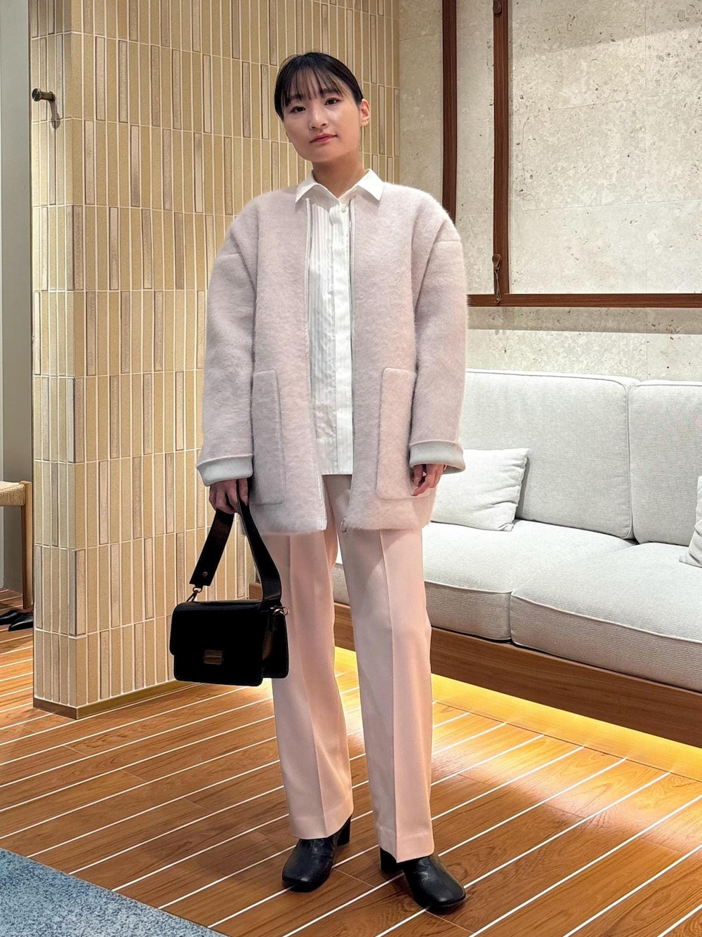 「ピンク、シャツ、秋コーデ、初冬コーデ、推し活コーデ、女子会コーデ、パンツスタイル、ヘルシーコーデ、シンプルコーデ、きれいめコーデ、ベーシック、ROPÉ、ウェーブ、ブルべ夏、敏感」｜「ROPE'のウールサテンイージーパンツ（その他パンツ、ピンク系）」を使った、AYAさん（レディース・158cm）の秋コーディネートの1枚目の写真