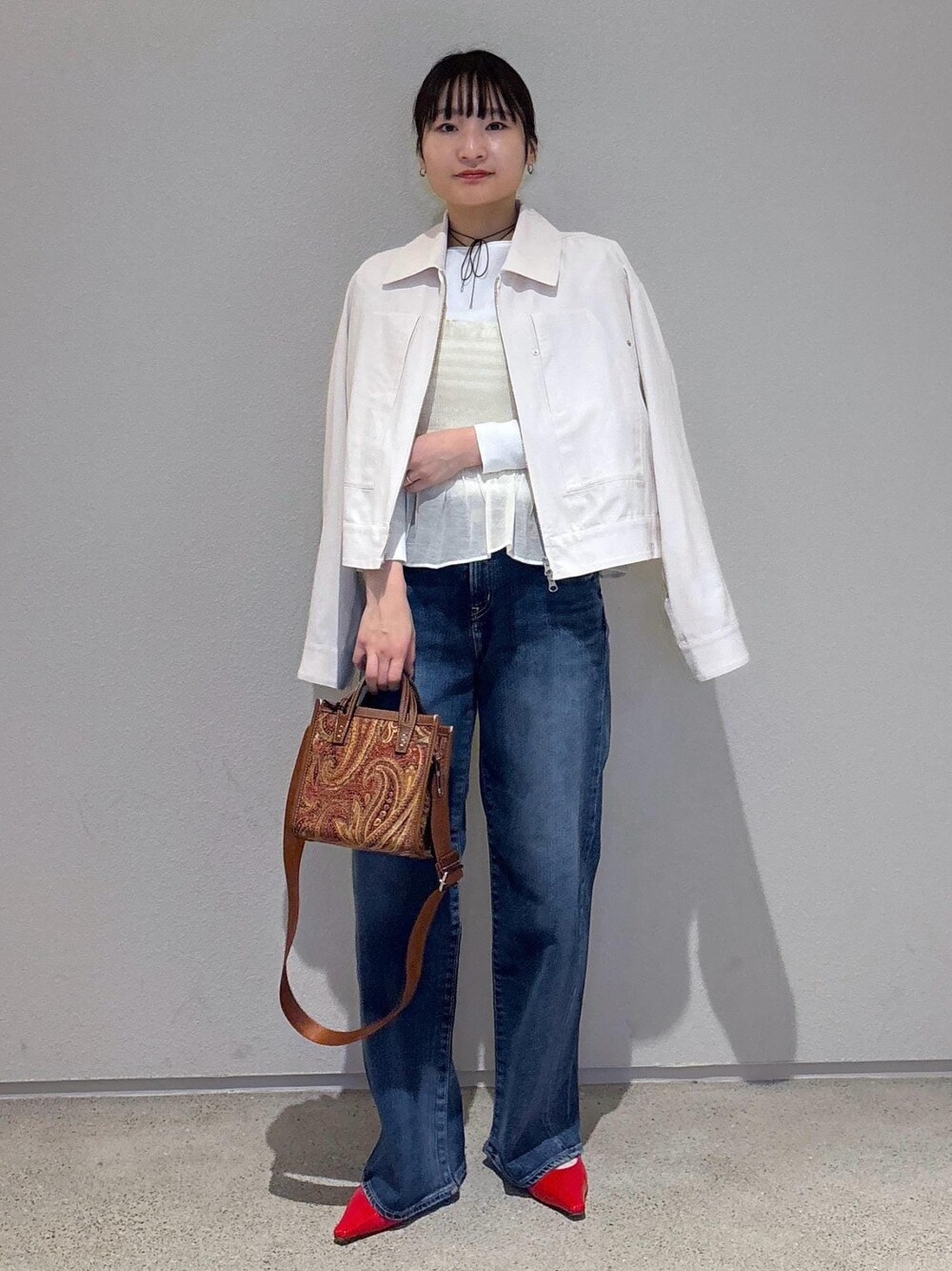 「デニムパンツ、初春コーデ、春コーデ、デートコーデ、お出かけコーデ、女子会コーデ、大人カジュアル、パンツスタイル、ROPÉ、ウェーブ、ブルべ夏、敏感、トップス、ニット/セーター、ジャケット/アウター」｜「SALON adam et rope'の【セットアップ対応】ビンテージライクジップブルゾン（ブルゾン、ホワイト系）」を使った、AYAさん（レディース・158cm）の春コーディネートの1枚目の写真