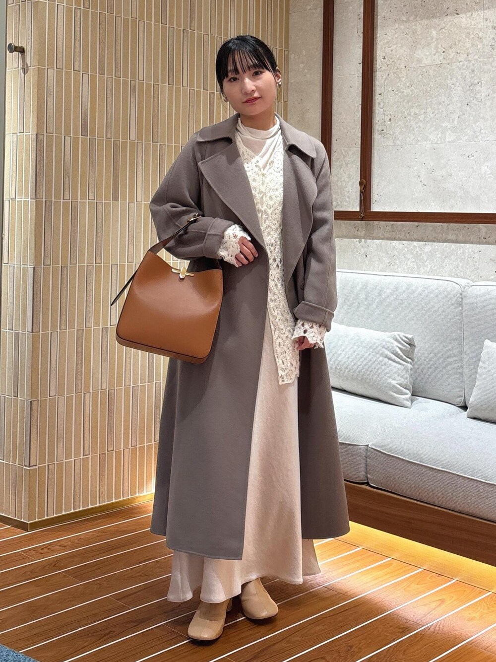 「ブーツ、レース、初冬コーデ、冬コーデ、デートコーデ、お出かけコーデ、推し活コーデ、女子会コーデ、レイヤード、スカートスタイル、フェミニンコーデ、きれいめコーデ、別注アイテム、ROPÉ、ウェーブ」｜「ROPE'のラムウールリバーロングコート【Sサイズフェア対象】（チェスターコート、ベージュ系）」を使った、AYAさん（レディース・158cm）の秋コーディネートの1枚目の写真
