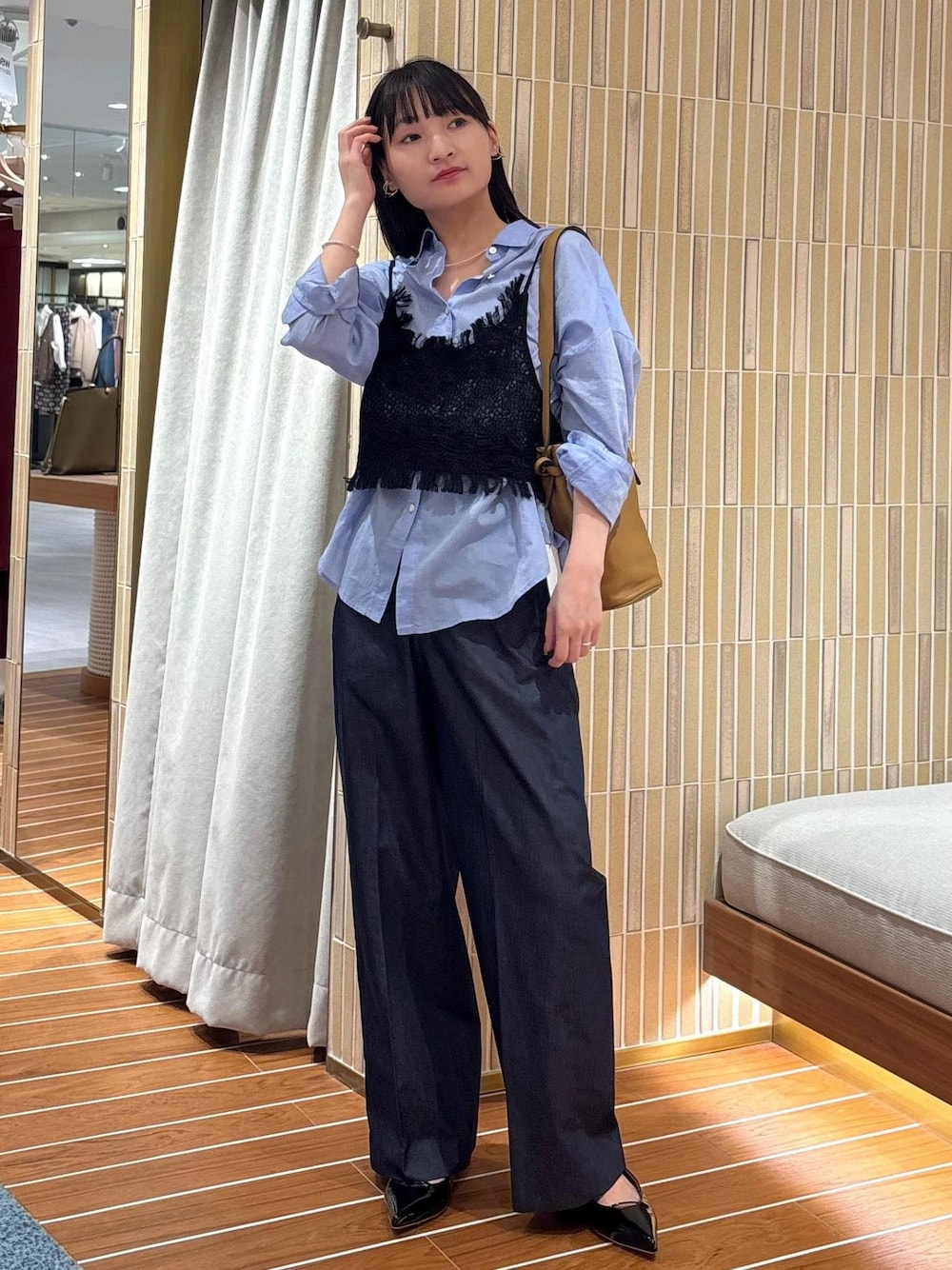 「初秋コーデ、ワントーンコーデ、ROPÉ、ウェーブ、ブルべ夏、敏感、トップス、シャツ/ブラウス、キャミソール、パンツ、スラックス、バッグ、ハンドバッグ、GGX95010、SHF35430」｜「SALON adam et rope'のコットンライクスタイルアップパンツ（スラックス、ブルー系）」を使った、AYAさん（レディース・158cm）の夏コーディネートの1枚目の写真