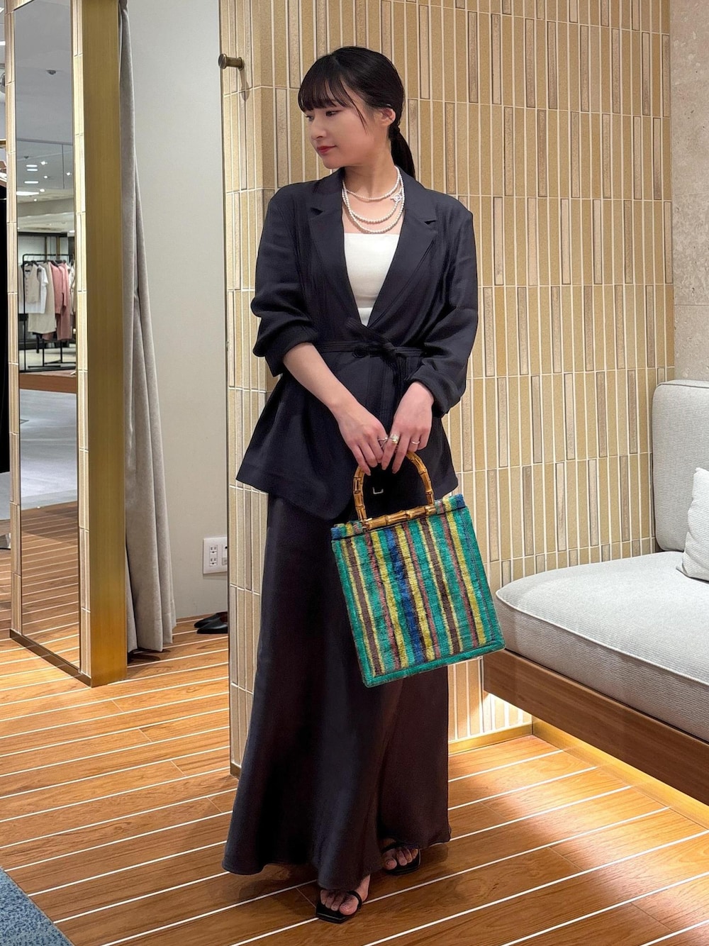 「初春コーデ、春コーデ、初夏コーデ、お出かけコーデ、モノトーンコーデ、ヘルシーコーデ、シンプルコーデ、きれいめコーデ、ROPÉ、ウェーブ、ブルべ夏、敏感、ジャケット/アウター、テーラードジャケット、スカート」｜「SALON adam et rope'のアセテートフラックスサテンフレアスカート（スカート、グレー系）」を使った、AYAさん（レディース・158cm）の春コーディネートの1枚目の写真