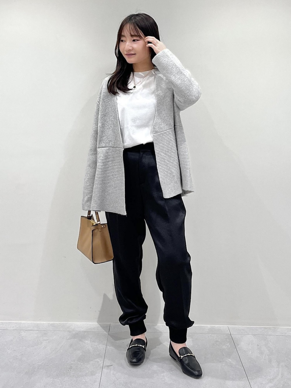 「グレー、ペブラム、ジョガー、ハンドバッグ、ROPÉ、ニット、カーディガン、カットソー、パンツ、フラットシューズ、レインシューズ、大人カジュアル、骨格ウェーブ、ブルベ、着痩せ」｜「ROPE'のナロービットローファー（レインシューズ、ブラック系）」を使った、AYAさん（レディース・158cm）の秋コーディネートの1枚目の写真