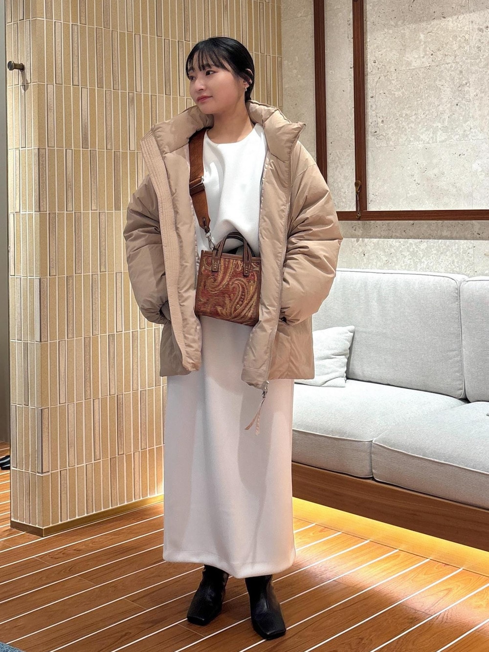 「冬コーデ、卒園式コーデ、お出かけコーデ、推し活コーデ、女子会コーデ、スカートスタイル、ワントーンコーデ、ヘルシーコーデ、きれいめコーデ、ROPÉ、ウェーブ、ブルべ夏、敏感、低身長、トップス」｜「ROPE'のBeatrice boots(ベアトリス ブーツ)（ブーツ、ブラック系）」を使った、AYAさん（レディース・158cm）の秋コーディネートの1枚目の写真