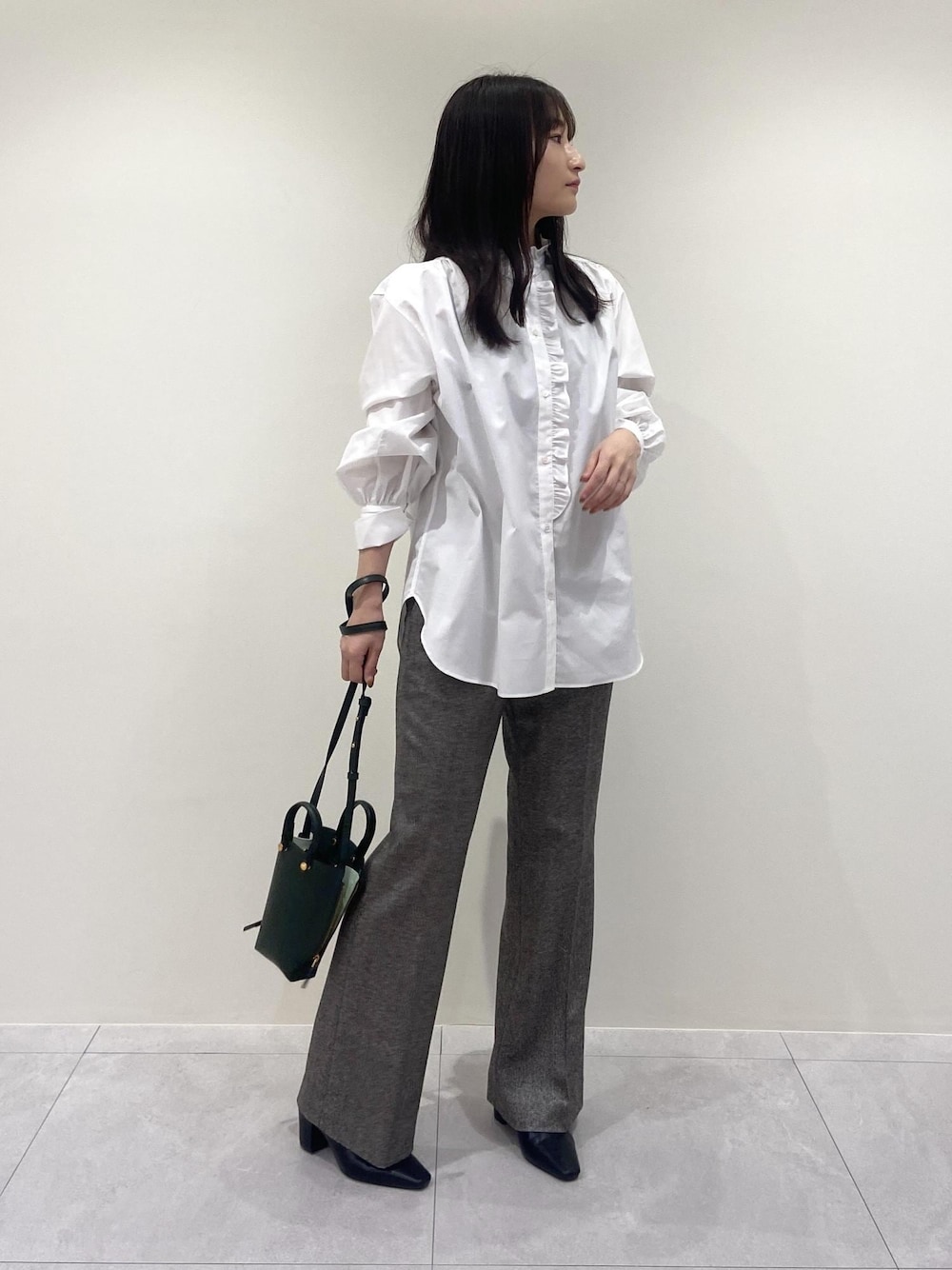 「セミワイド、グレー、otonaMUSE、フリル、ホワイト、長袖、シャツ、パンツ、フレアパンツ、ROPÉ、シャツ・ブラウス、23AW秋の新作、通勤、オフィスカジュアル、骨格ウェーブ」｜「E'PORの【E'POR】Y BAG Micro（サイドジップマイクロショルダーバッグ）/一部WEB限定（ショルダーバッグ、グリーン系）」を使った、AYAさん（レディース・158cm）の秋コーディネートの1枚目の写真