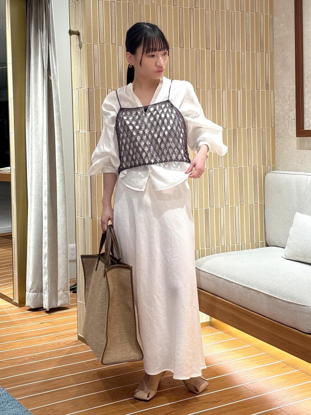 「春コーデ、初夏コーデ、夏コーデ、スカートスタイル、ワントーンコーデ、ヘルシーコーデ、ROPÉ、ウェーブ、ブルべ夏、敏感、トップス、シャツ/ブラウス、キャミソール、スカート、GGF25080」｜「SALON adam et rope'のGENTLE LINEN / リネンバイヤススカート（スカート、ホワイト系）」を使った、AYAさん（レディース・158cm）の春コーディネートの1枚目の写真