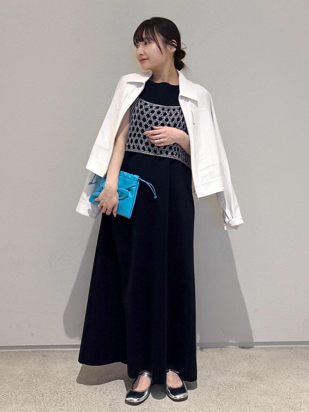 「初春コーデ、春コーデ、お出かけコーデ、推し活コーデ、女子会コーデ、ヘルシーコーデ、ROPÉ、ウェーブ、ブルべ夏、敏感、トップス、キャミソール、ジャケット/アウター、ブルゾン、ワンピース」｜「ROPE'の虜になる至福の着心地。極上のシルクニットワンピース（ワンピース、ブルー系）」を使った、AYAさん（レディース・158cm）の春コーディネートの1枚目の写真