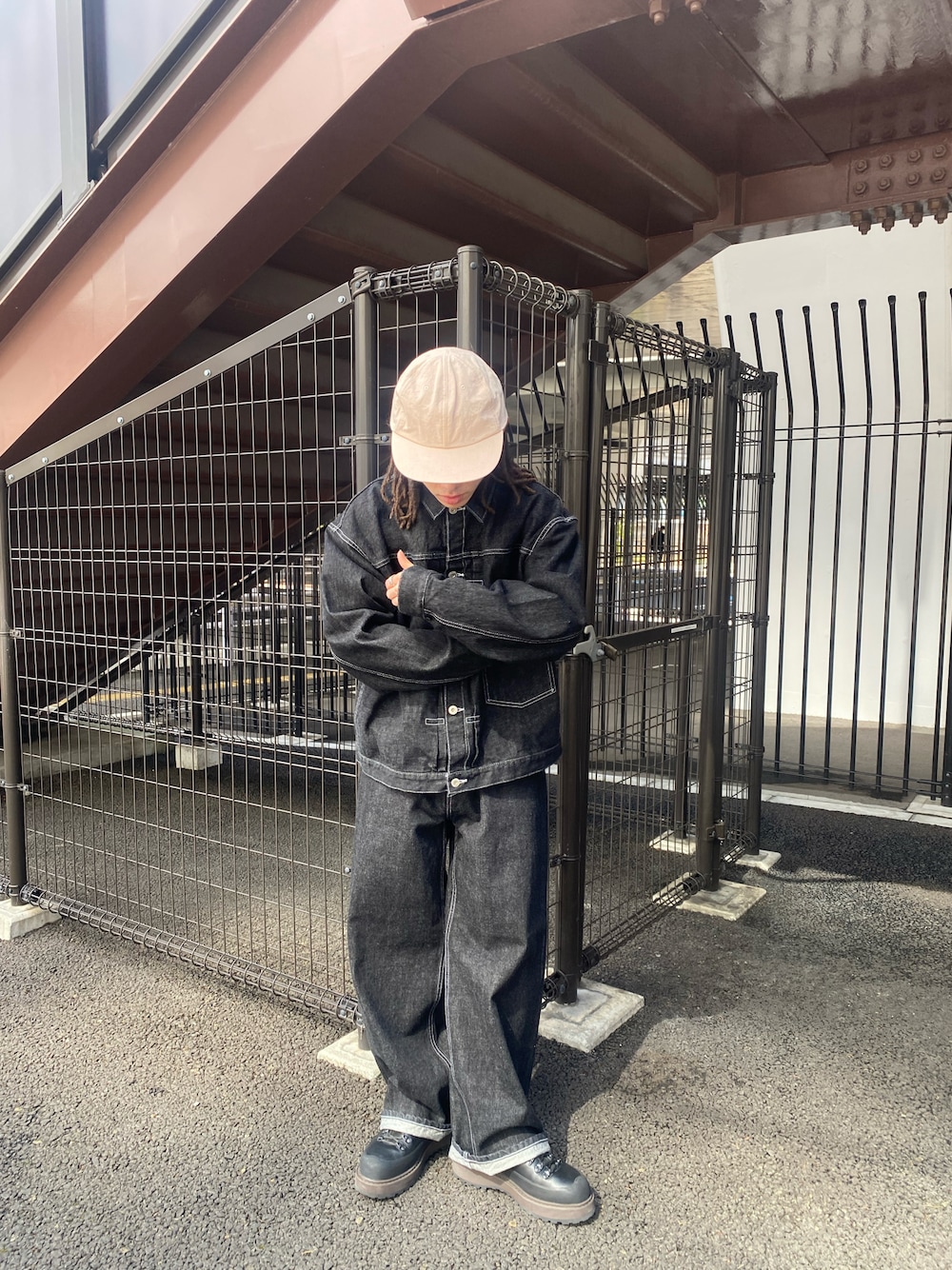 「メンズファッション、春コーデ、春服、低身長コーデ、ストリート、ストリートシック、カジュアル、シティーボーイ、ブラックコーデ、デニム、セットアップ、デニムジャケット、海外系ファッション、お出かけコーデ、デニムセットアップ」｜「WHO'S WHO galleryの【Sourcream/サワークリーム】ブラックデニムパンツ / 日本製（デニムパンツ、ブラック系）」を使った、高尾尚樹さん（メンズ・165cm）の春コーディネートの1枚目の写真