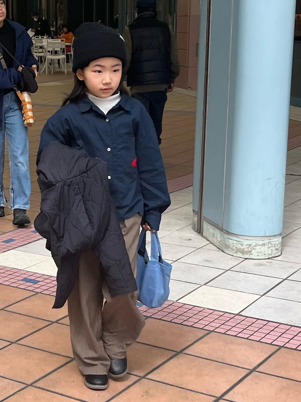 「シャツスタイル、お出かけコーデ、キッズファッション、タートルニット、ビーニー、スラックスコーデ」｜「ZARA KIDSのアイテム（シャツ/ブラウス、ブルー系）」を使った、なっぴょんさん（キッズ・130cm）の冬コーディネートの1枚目の写真