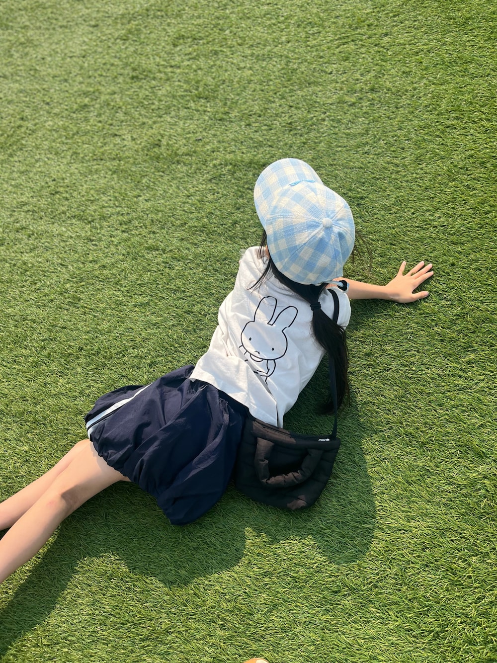 「スポーツミックス、キャップ、バルーンスカート、スニーカー、ミッフィーTシャツ」｜「LOWRYS FARMのｍｉｆｆｙＴシャツ／Dick Brunaコラボ　187734（Tシャツ/カットソー、ホワイト系）」を使った、なっぴょんさん（キッズ・130cm）の夏コーディネートの1枚目の写真