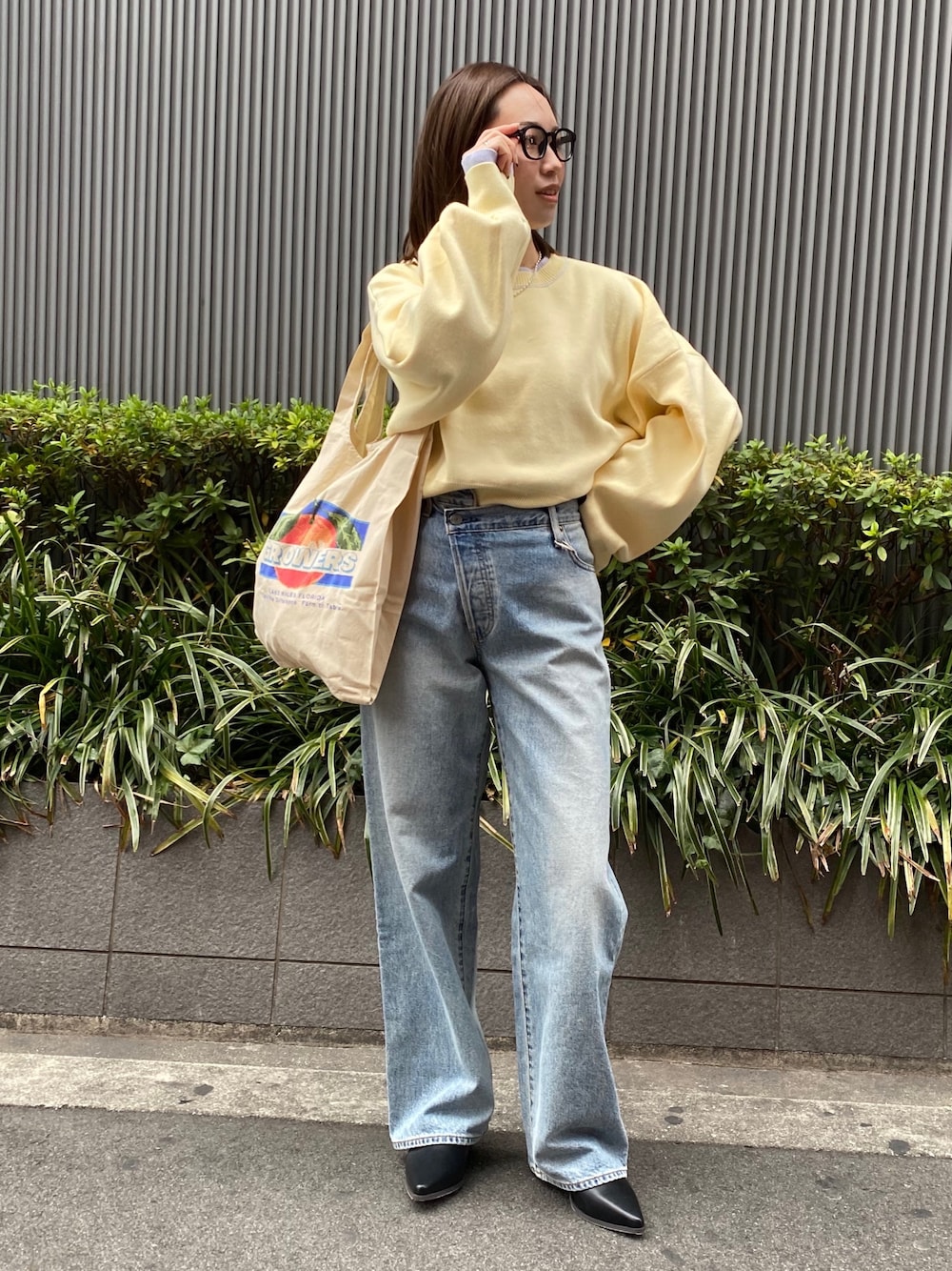 ブルー系のデニムパンツ、ブラック系のブーツ、イエロー系のニット/セーターを着用したレディースの冬コーディネートの1枚目の写真