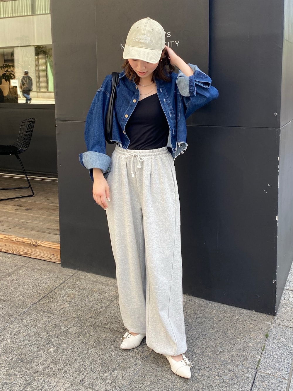 グレー系のスウェットパンツ、ホワイト系のパンプス、ブルー系のシャツ/ブラウスを着用したレディースの春コーディネートの1枚目の写真