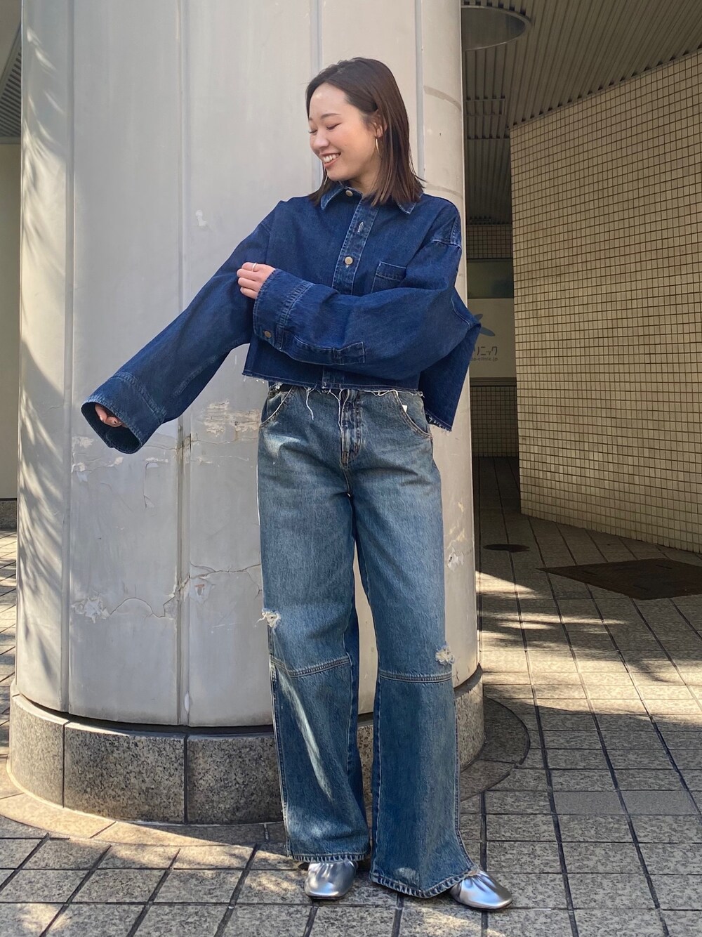 ブルー系のデニムパンツ、シルバー系のバレエシューズ、ブルー系のシャツ/ブラウスを着用したレディースの冬コーディネートの1枚目の写真