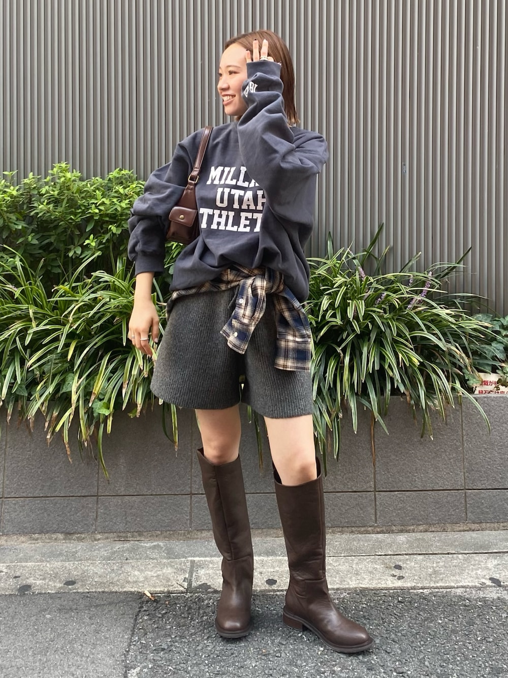 グレー系のその他パンツ、ブラウン系のブーツ、ブルー系のシャツ/ブラウスを着用したレディースの秋コーディネートの1枚目の写真