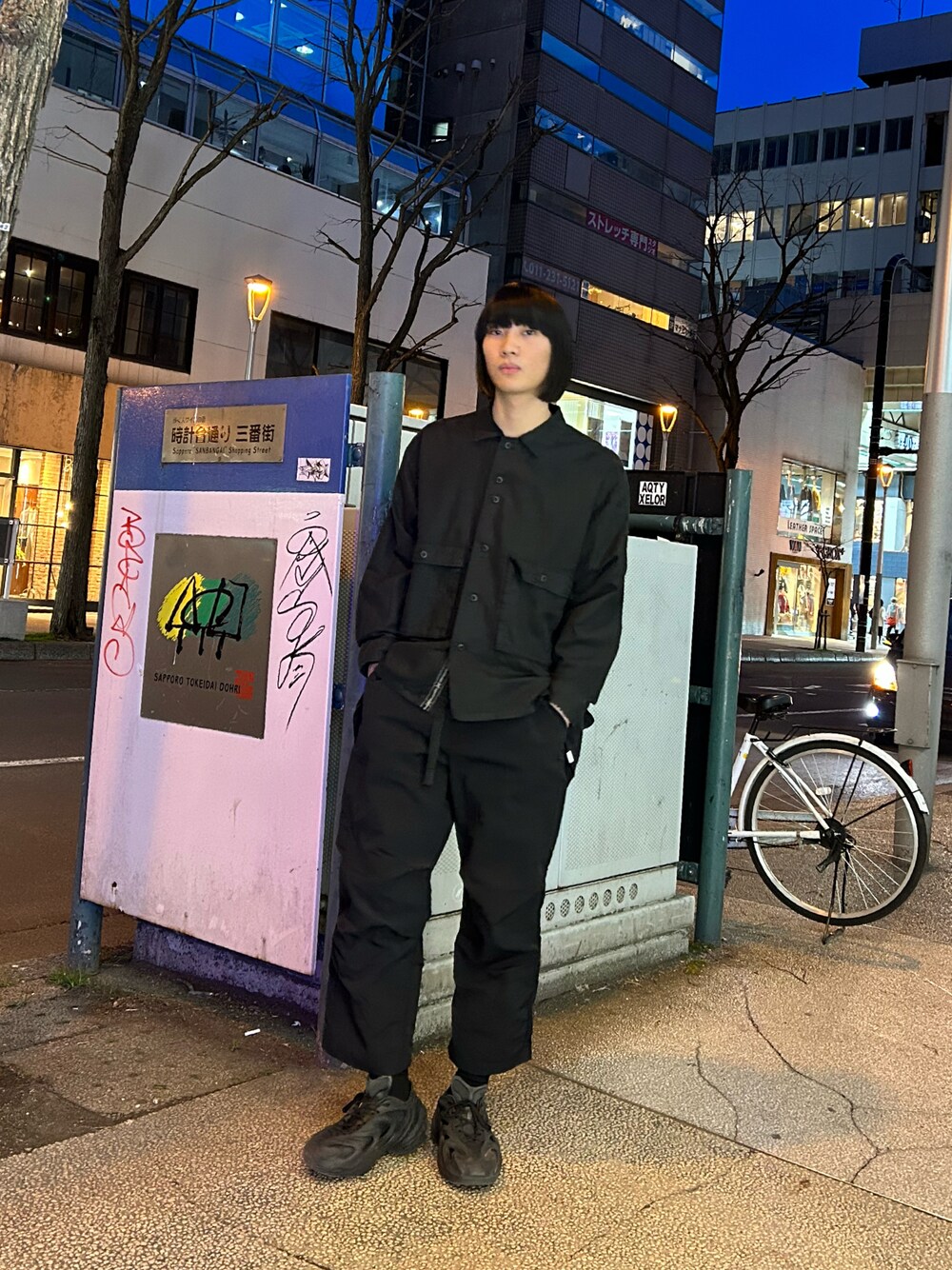 「B2nd、B2nd札幌、TENBOX、メンズファッション、大人カジュアル、お洒落さんとつながりたい、シンプルスタイル、夏コーデ、Tシャツ、モノトーン、春コーデ、初夏コーデ、モード、プチプラ、タックイン」｜「TENBOXのMANASTASH×TENBOX(マナスタッシュ×テンボックス)HENP DRUG DEAIER SHIRT ヘンプドラッグディーラーシャツ（ブルゾン、ブラック系）」を使った、koto さん（メンズ・182cm）の春コーディネートの1枚目の写真