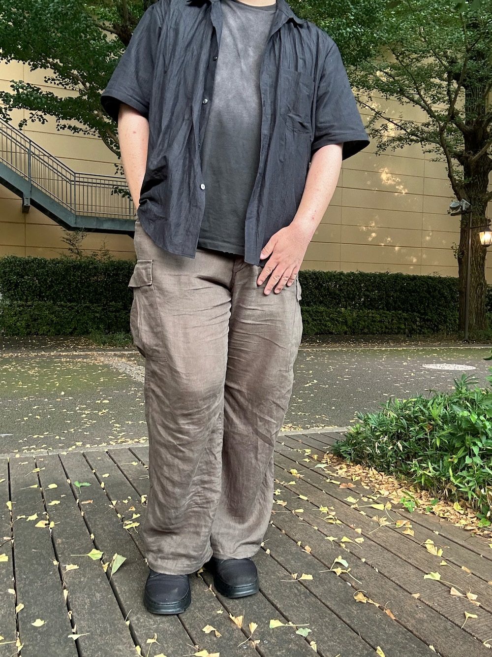 グリーン系のカーゴパンツ、ブルー系のシャツ/ブラウス、ブラック系のTシャツ/カットソーを着用したメンズの夏コーディネートの1枚目の写真