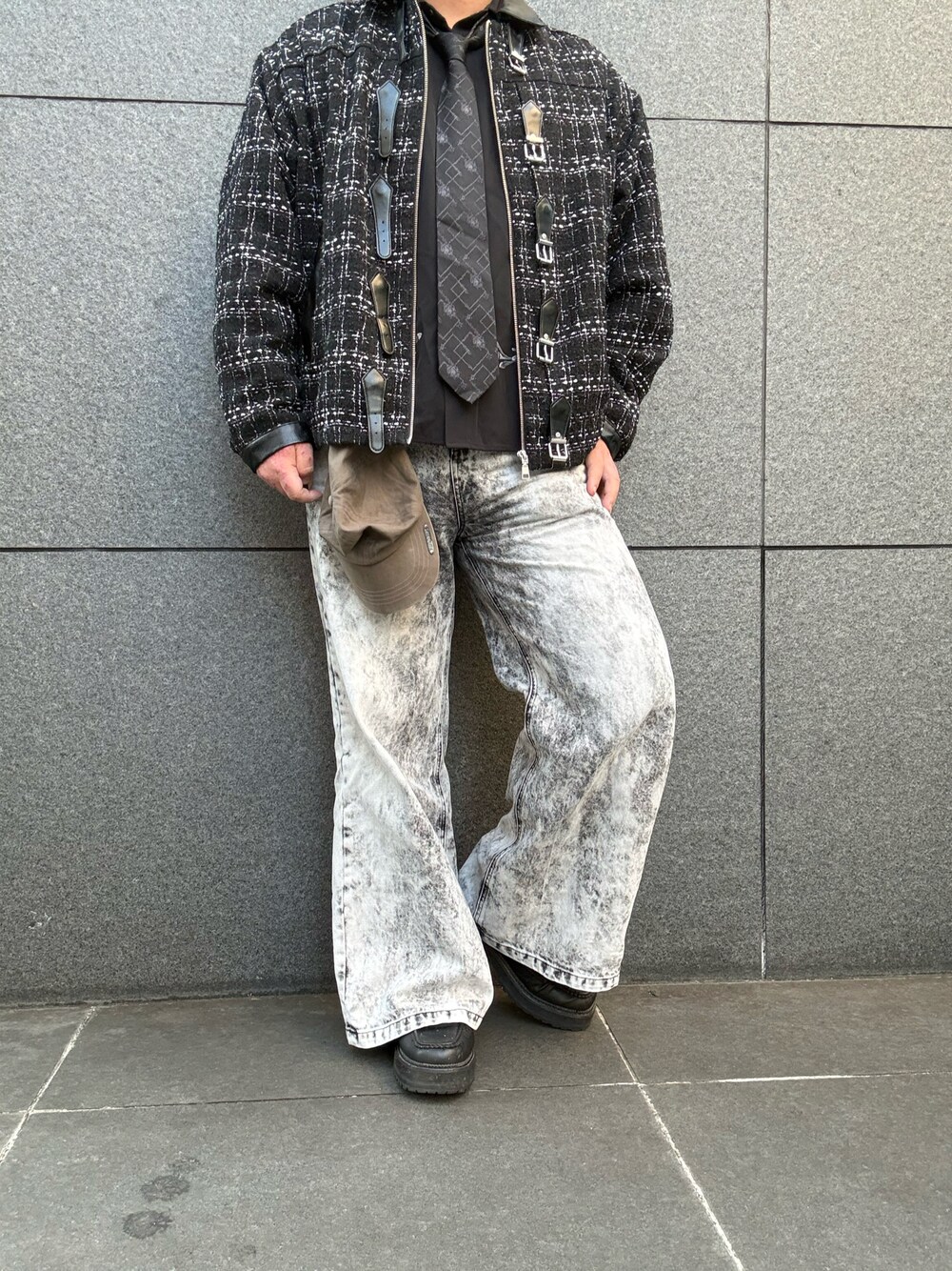 ブラック系のデニムパンツ、ブラック系のブーツ、ブラック系のブルゾンを着用したメンズの秋コーディネートの1枚目の写真