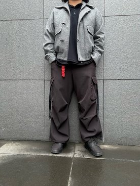 「LILL（リル）のドレープ/シンセティックレザーワイドスラックスカーゴパンツ（カーゴパンツ、ブラック系）」を使った、hiroさん（メンズ・175cm）の春コーディネート