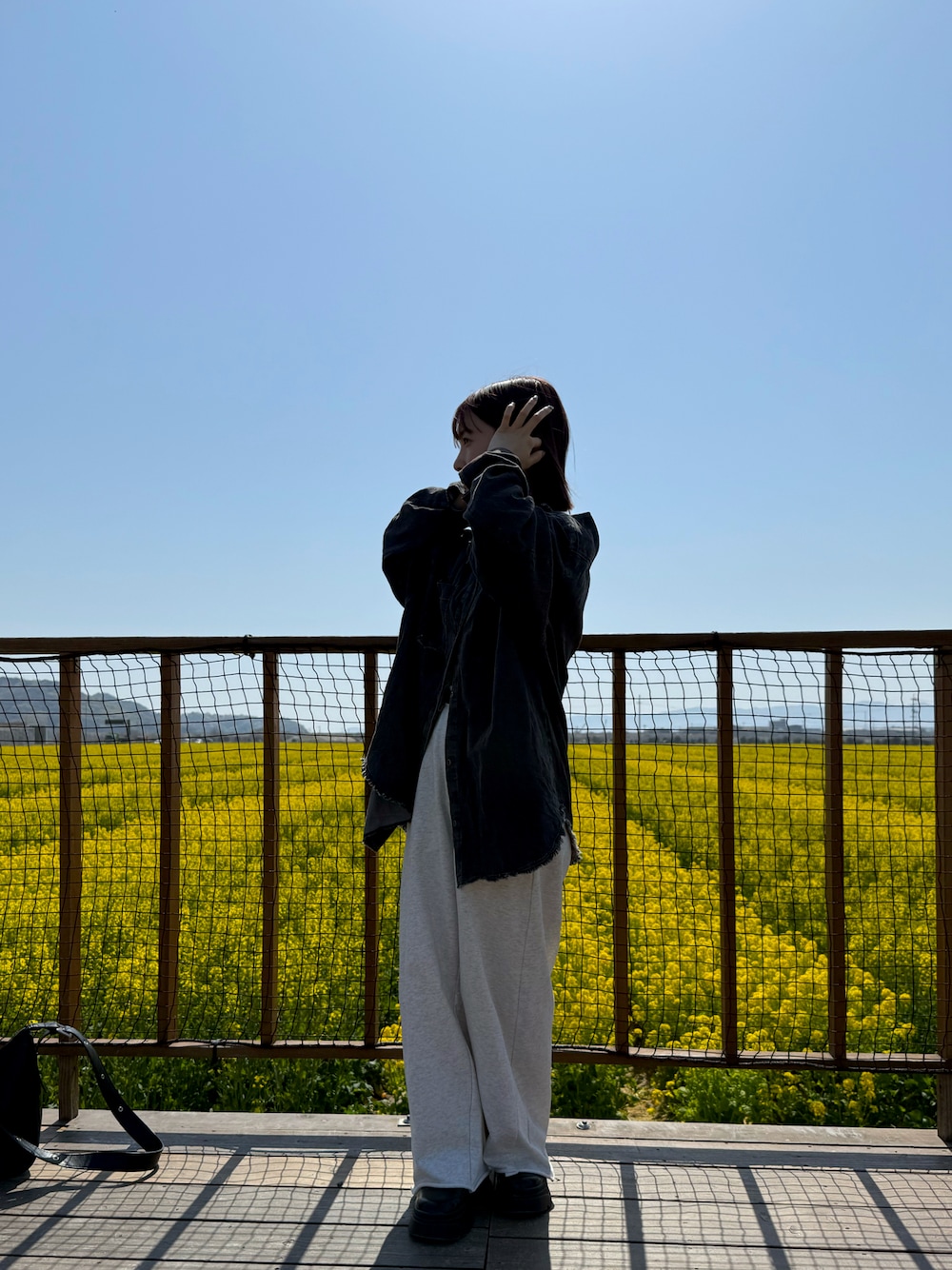 「春めき満開コーデ、低身長コーデ、最近のいい感じコーデ」｜「Kastaneの【新色追加/無地&ダメージ】ビッグデニムシャツ（シャツ/ブラウス、ブラック系）」を使った、nttty621さん（骨格ストレート・レディース・148cm）の春コーディネートの1枚目の写真