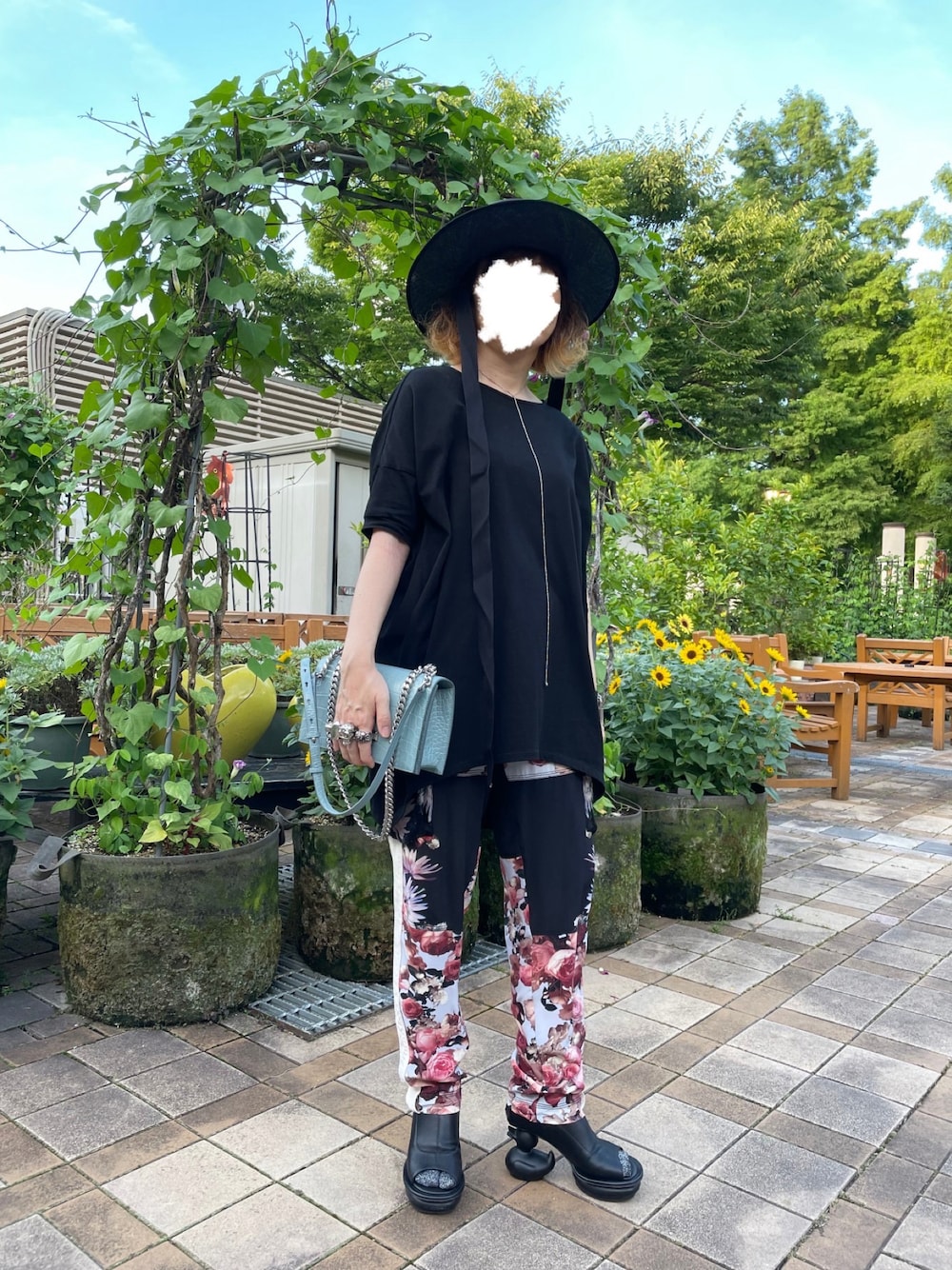 「Alexander McQueenのアイテム（クラッチバッグ、ブルー系）」を使った、ゆきえさん（レディース・153cm）の夏コーディネートの1枚目の写真