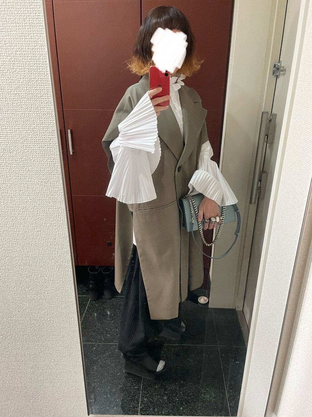「アレキサンダーマックィーンのアイテム（クラッチバッグ、ブルー系）」を使った、ゆきえさん（レディース・153cm）の冬コーディネートの1枚目の写真