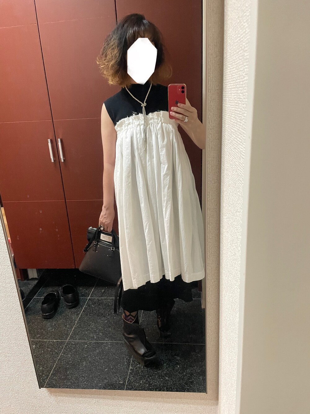 「Maison Margielaのアイテム（ハンドバッグ、ブラック系）」を使った、ゆきえさん（レディース・153cm）の夏コーディネートの1枚目の写真