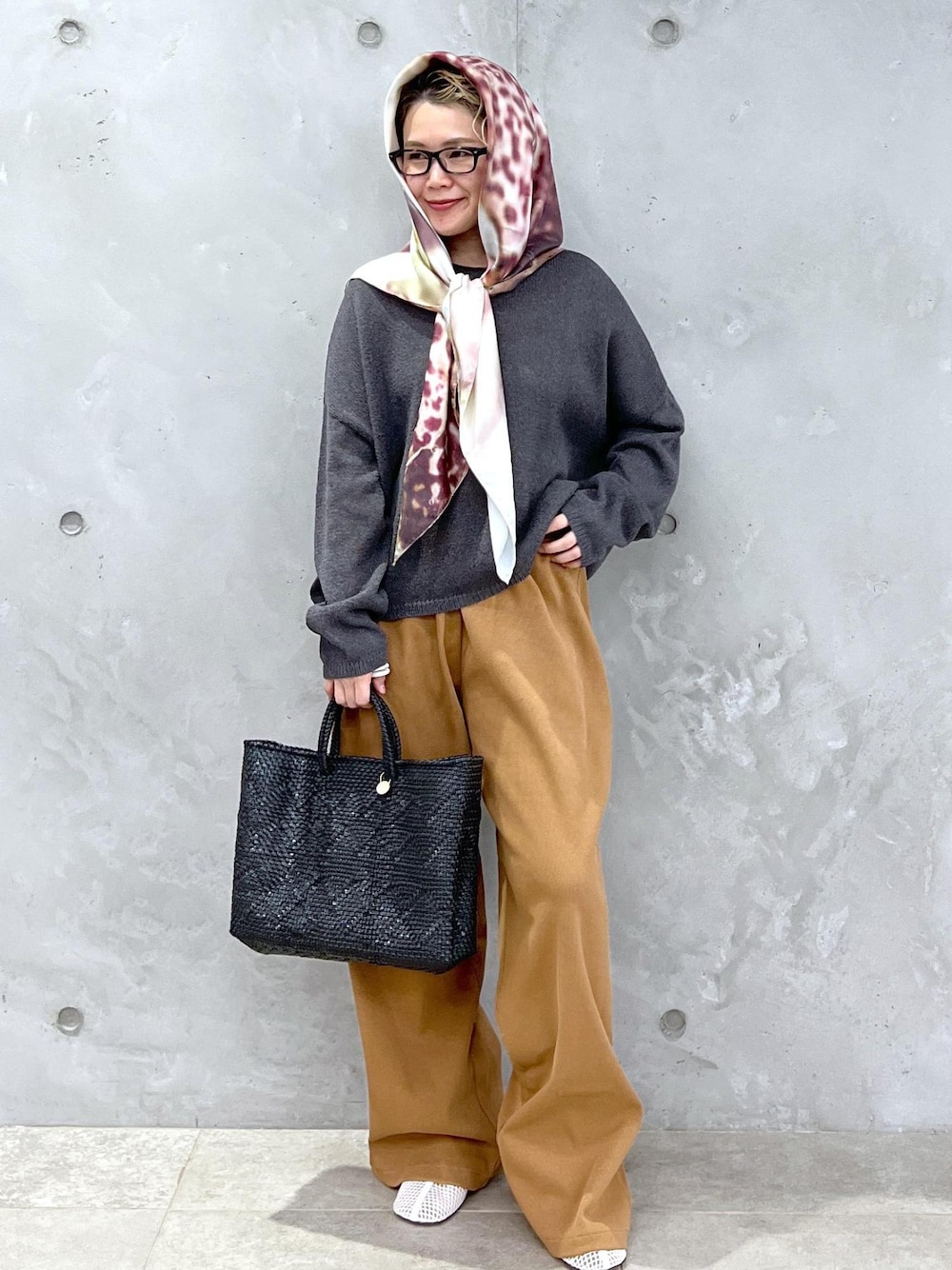 「サロンアダムエロペ、Baserange、ベースレンジ、イージーパンツ、ワイドパンツ、ワイドリブパンツ、リブパンツ、ドゥフト、シルクスカーフ、大判スカーフ、PELLICO SUNNY、ペリーコサニー、メッシュブーツ、Letra、レトラ」｜「Letraの【Letra（レトラ）for SALON】PRAYA short XS/プラヤメルカドバッグ（かごバッグ、ブラック系）」を使った、Hiromさん（レディース・154cm）の冬コーディネートの1枚目の写真
