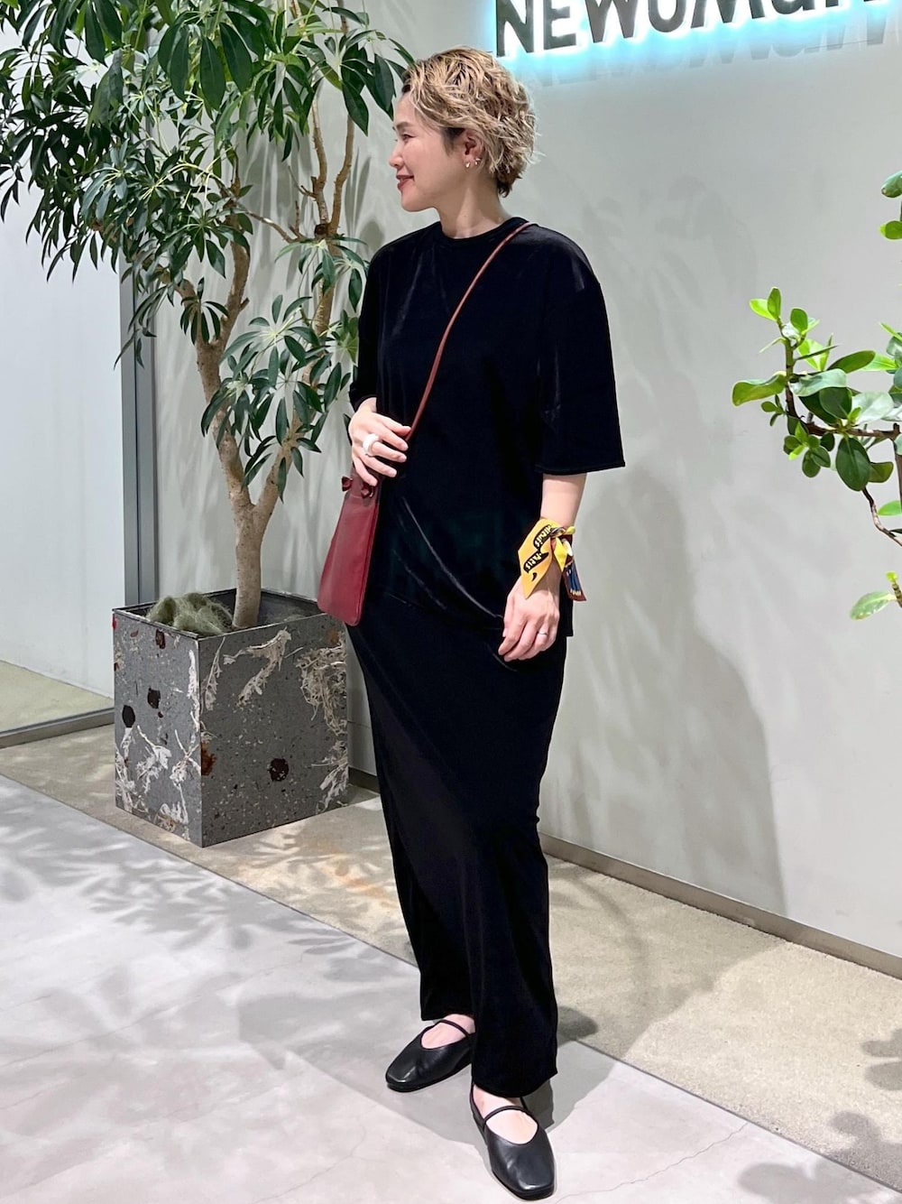 ブラック系のスカート、ブラック系のTシャツ/カットソー、ブラック系のパンプスを着用したレディースの夏コーディネートの1枚目の写真