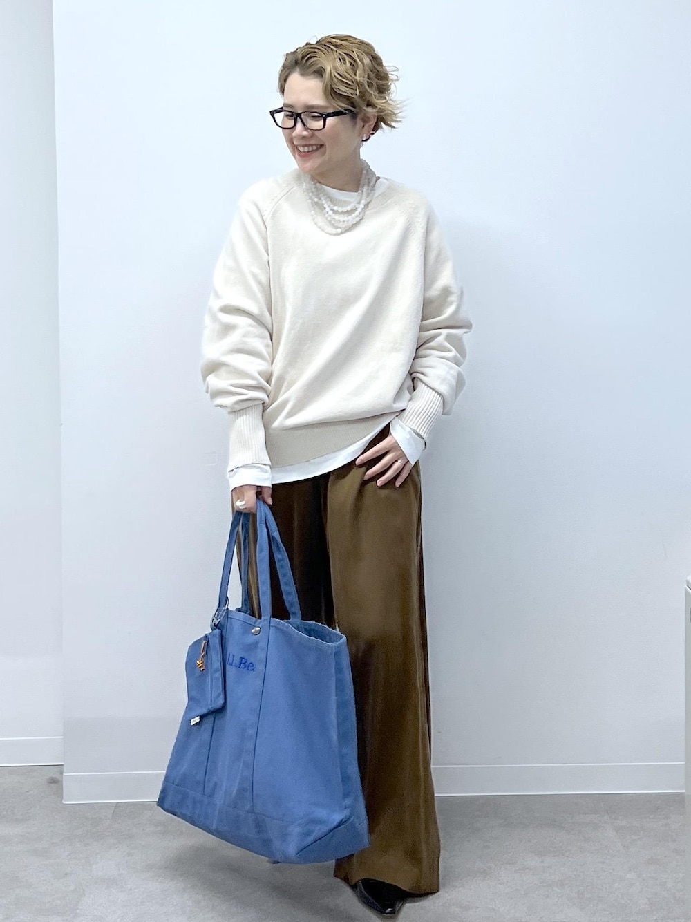 ホワイト系のスウェット、ブラウン系のその他パンツ、ブラック系のローファーを着用したレディースの秋コーディネートの1枚目の写真