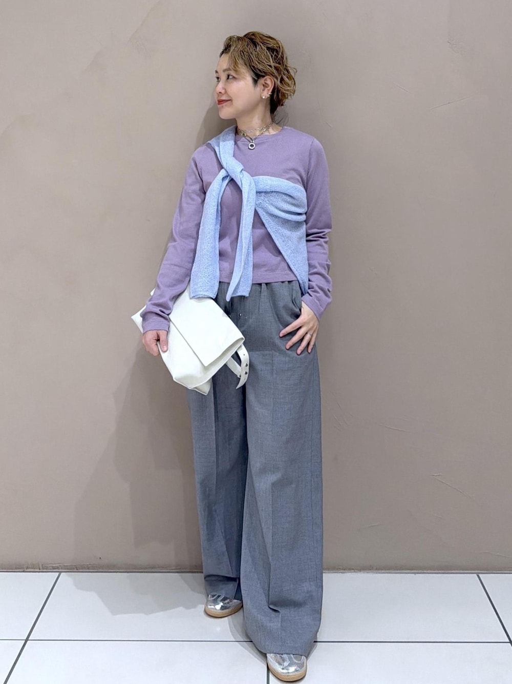 ブルー系のニット/セーター、グレー系のその他パンツを着用したレディースの冬コーディネートの1枚目の写真