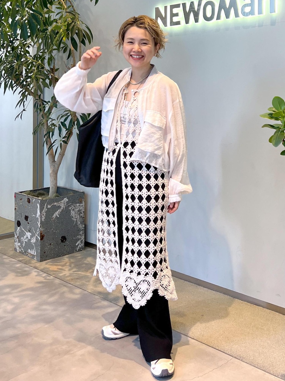 ブラック系のその他パンツ、ホワイト系のワンピース、ホワイト系のブルゾンを着用したレディースの春コーディネートの1枚目の写真