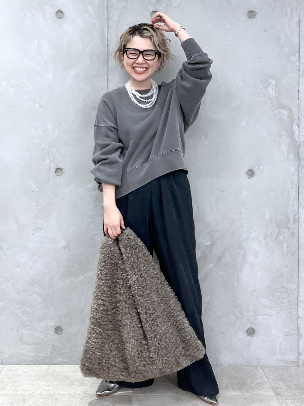 ブラック系のその他パンツ、グレー系のスウェット、ブラウン系のトートバッグを着用したレディースの秋コーディネートの1枚目の写真