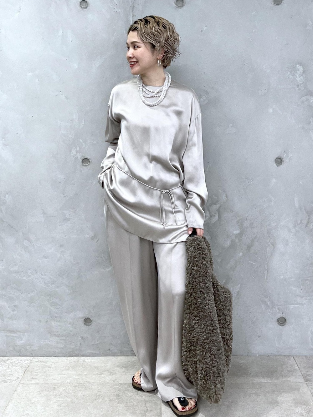 グレー系のその他パンツ、グレー系のシャツ/ブラウス、ブラウン系のトートバッグを着用したレディースの夏コーディネートの1枚目の写真