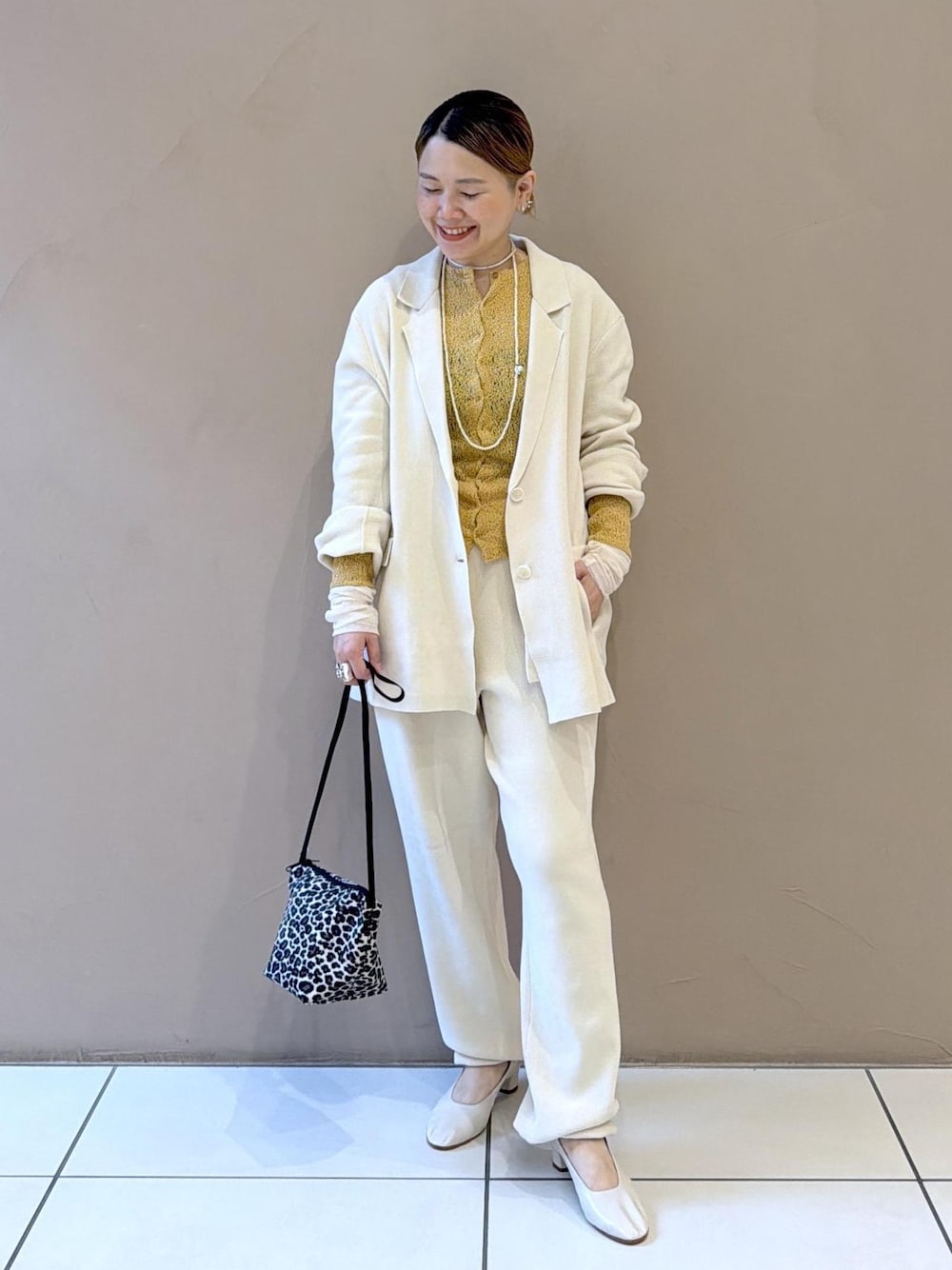 ホワイト系のその他パンツ、ホワイト系のテーラードジャケット、ホワイト系のパンプスを着用したレディースの秋コーディネートの1枚目の写真