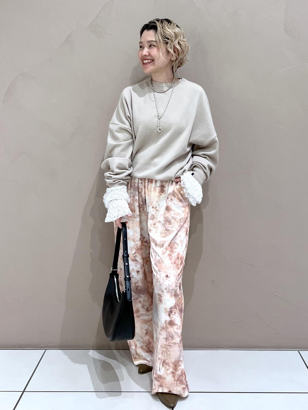 ベージュ系のその他パンツ、ホワイト系のその他トップス、ブラウン系のパンプスを着用したレディースの秋コーディネートの1枚目の写真