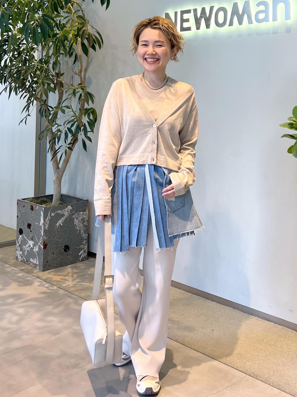 ベージュ系のカーディガン/ボレロ、ベージュ系のその他パンツ、ベージュ系のタンクトップを着用したレディースの春コーディネートの1枚目の写真