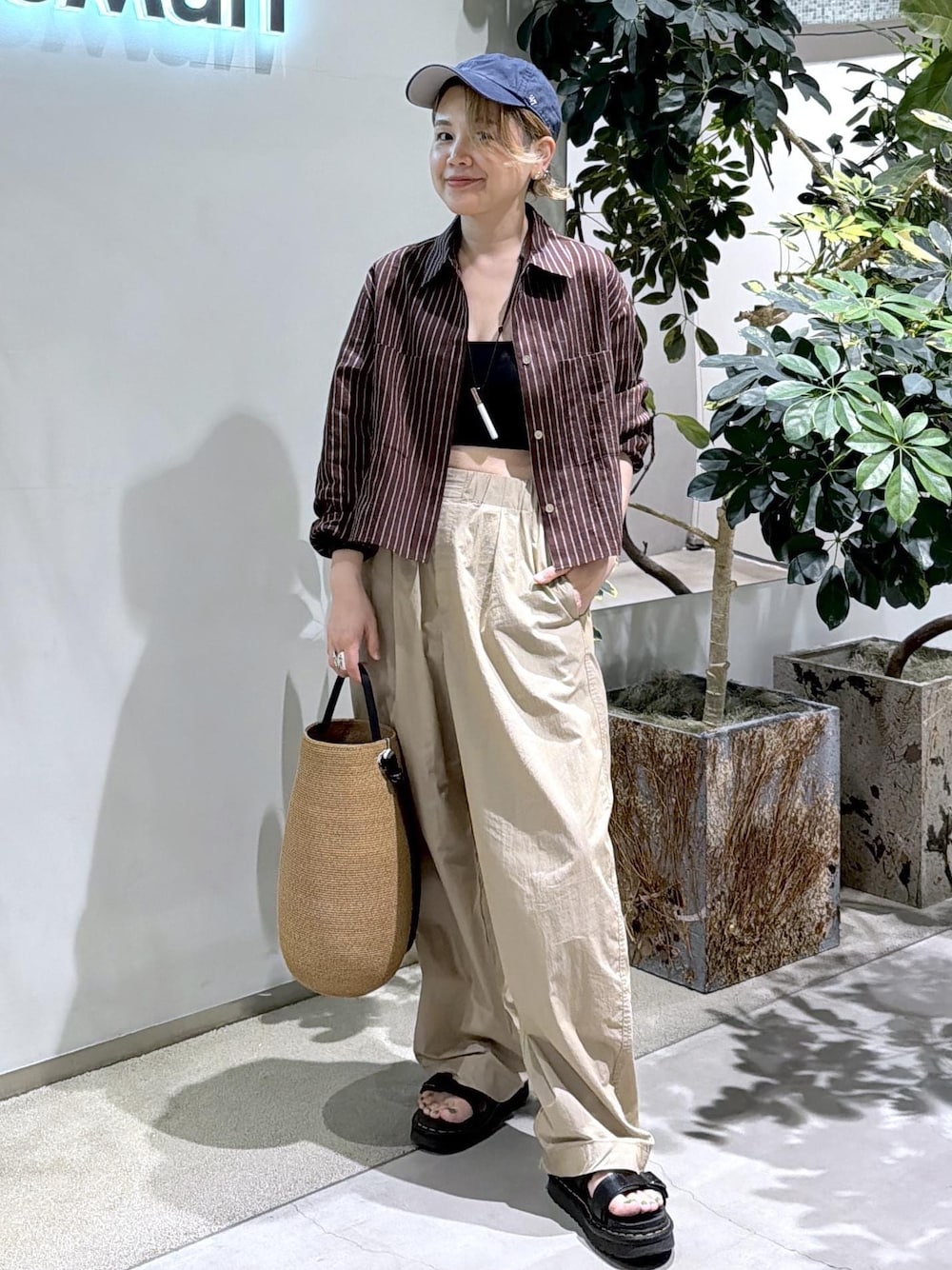 ベージュ系のその他パンツ、ブラウン系のシャツ/ブラウスを着用したレディースの春コーディネートの1枚目の写真