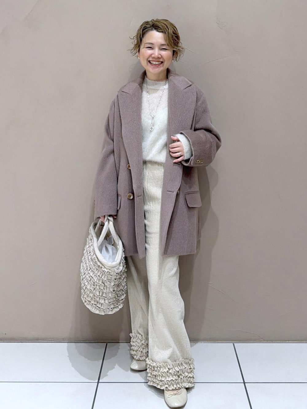 チェスターコートを使った「パンツスタイル」の人気ファッション