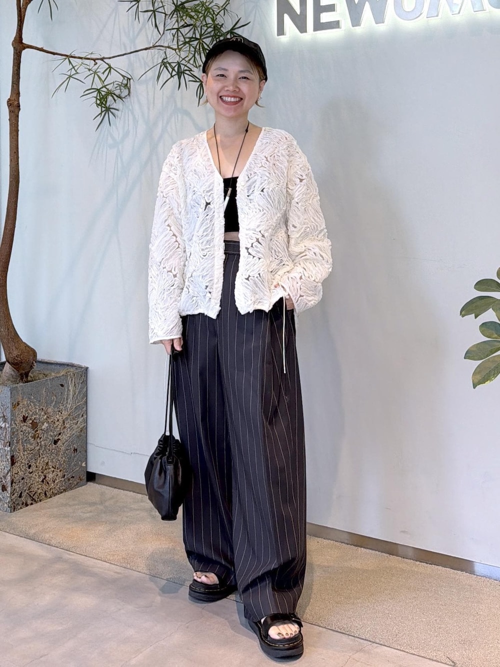 グレー系のその他パンツ、ブラック系のショルダーバッグ、ホワイト系のシャツ/ブラウスを着用したレディースの夏コーディネートの1枚目の写真