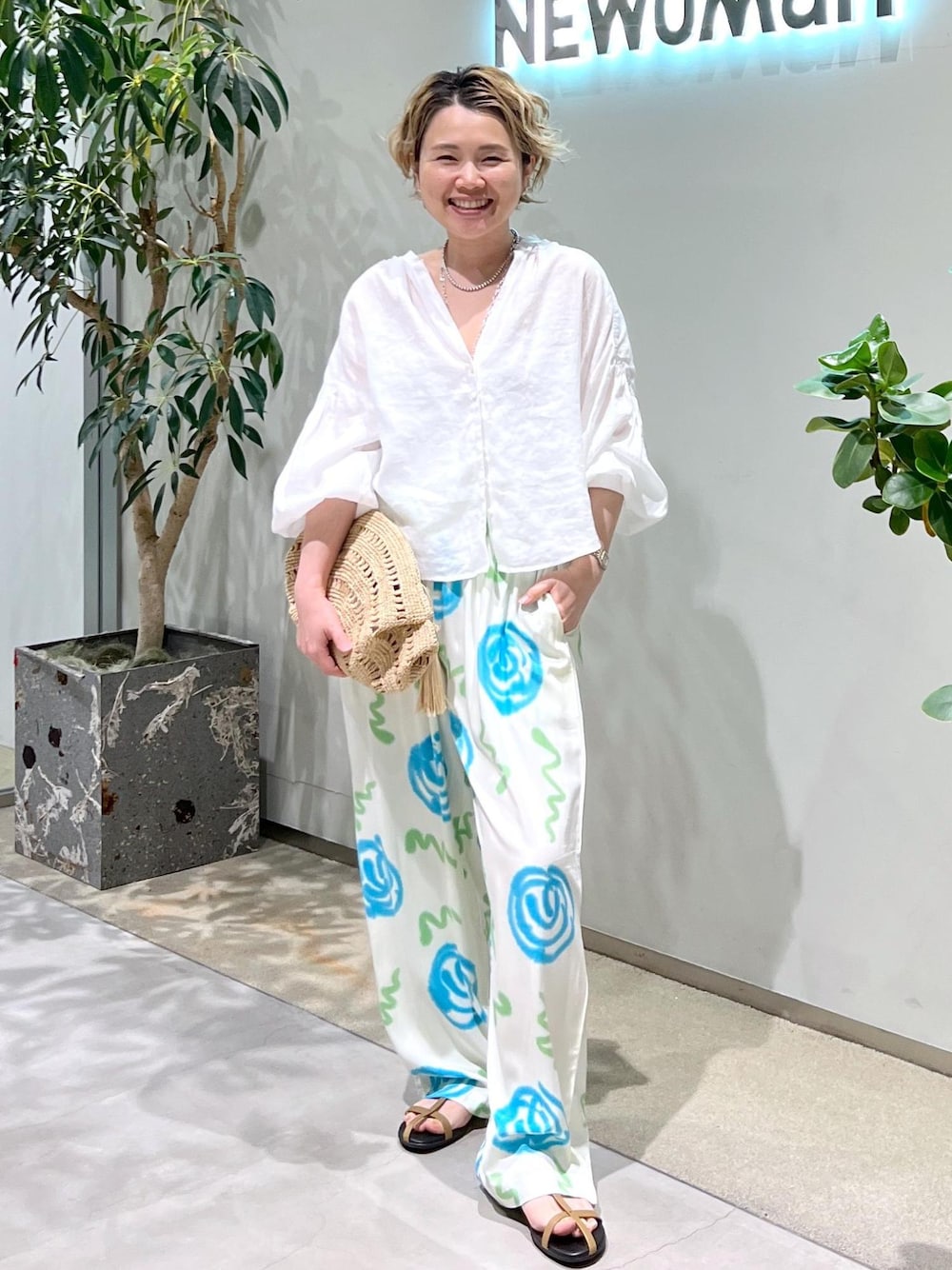 「サロンアダムエロペ、40代コーデ、SUKU、SUKU HOME、スク、スクホーム、MAISON N.H PARIS、メゾンエヌアッシュパリ、MOHI、モヒ、初春コーデ、春コーデ、初夏コーデ、夏コーデ、デートコーデ」｜「MOHIの【MOHI（モヒ）】サンダル（サンダル、ベージュ系）」を使った、Hiromさん（レディース・154cm）の春コーディネートの1枚目の写真