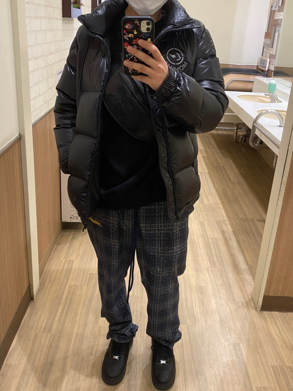 「今日のコーデ、ストリートファッション、インスタもフォローお願いします」｜「MONCLERのアイテム（ダウンジャケット/コート、ブラック系）」を使った、S/ITOさん（メンズ・170cm）の冬コーディネートの1枚目の写真