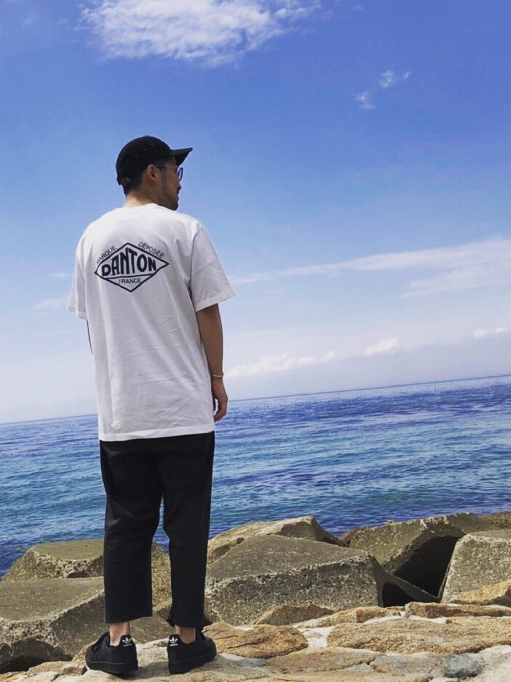 「夏コーデ、海、ストリートMIX、Tシャツ、バックプリント、オーバーサイズ、ビッグシルエット、シロクロ、キャップ、めがね」｜「DANTONのアイテム（Tシャツ/カットソー、ホワイト系）」を使った、teeekteeekさん（メンズ・170cm）の夏コーディネートの1枚目の写真