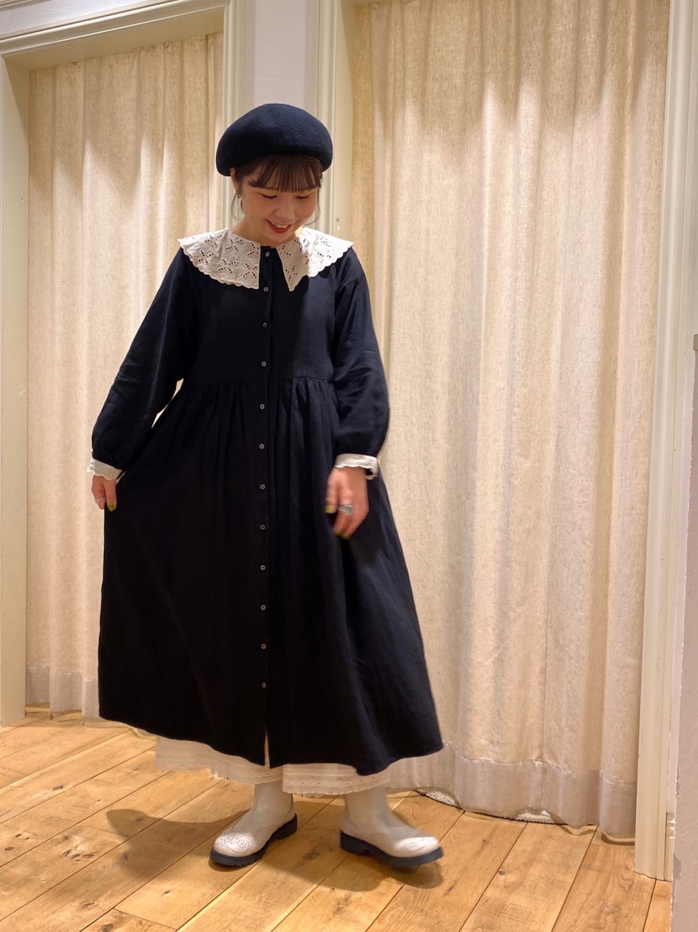「秋先取りコーデ、シンプルスタイル、秋のコーデ、秋冬コーデ、おでかけコーデ、秋服コーデ、モノトーンコーデ、Samansa Mos2、サマンサ モスモス(Samansa Mos2)、サマンサモスモス」｜「Samansa Mos2の杢カラーベレー帽（ハット、ブラック系）」を使った、むろさん（レディース・158cm）の秋コーディネートの1枚目の写真