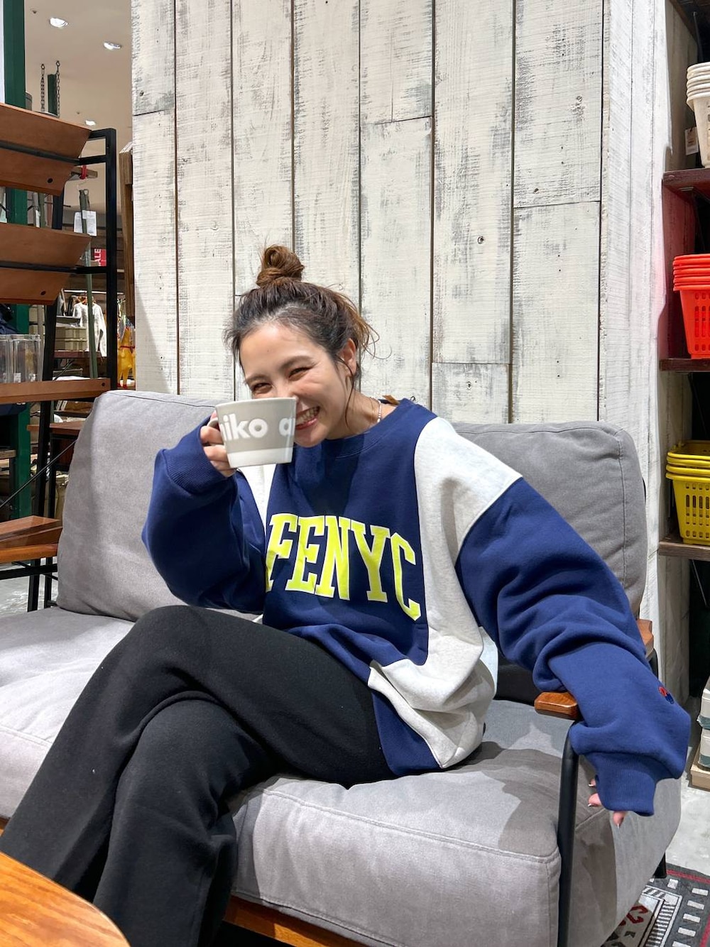 ブラック系のその他パンツ、その他のスウェット、グレー系のグラス/マグカップ/タンブラーを着用したレディースの冬コーディネートの1枚目の写真