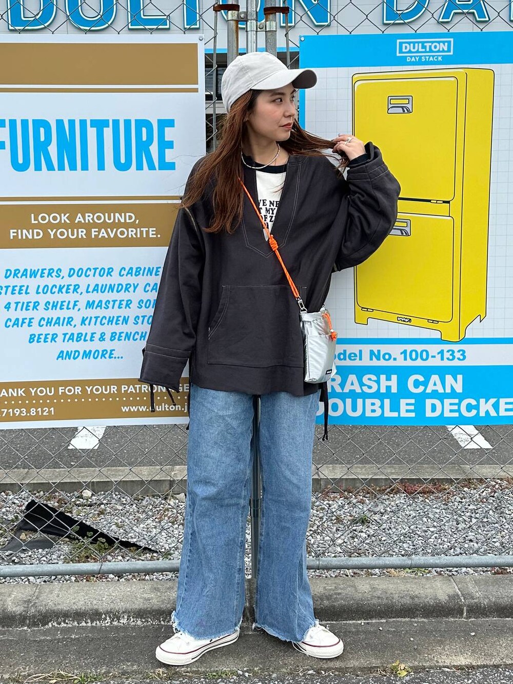 ホワイト系のTシャツ/カットソー、グレー系のショルダーバッグを着用したレディースの冬コーディネートの1枚目の写真