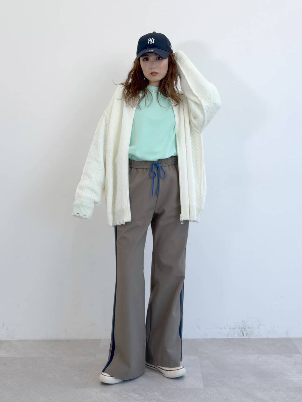 ホワイト系のブルゾン、グリーン系のTシャツ/カットソー、イエロー系のその他パンツを着用したレディースの冬コーディネートの1枚目の写真
