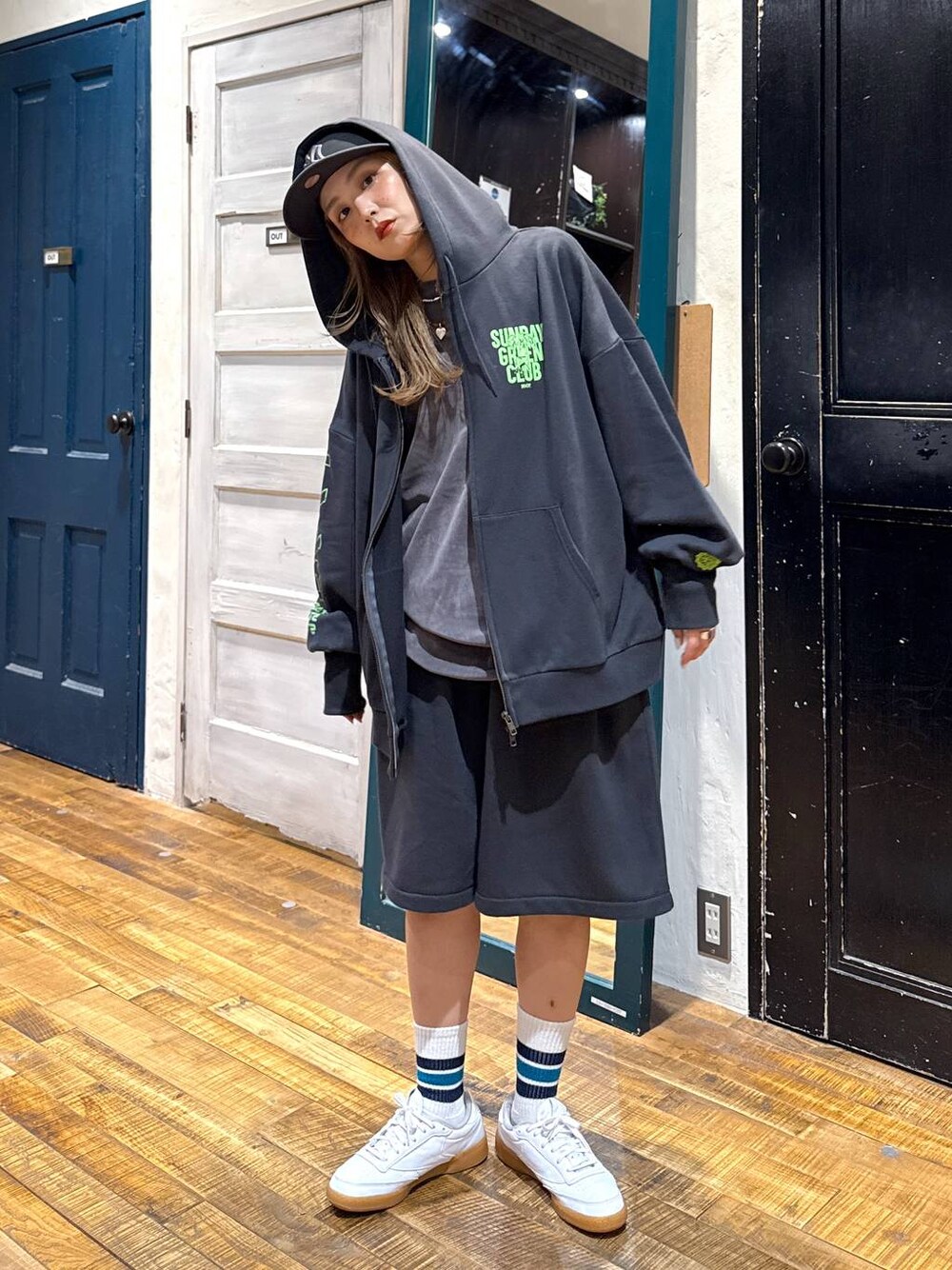 グレー系のTシャツ/カットソー、ブラック系のキャップを着用したレディースの夏コーディネートの1枚目の写真