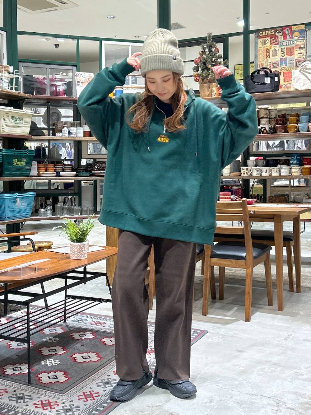 ブラウン系のその他パンツ、グリーン系のその他トップス、ブルー系のその他トップスを着用したレディースの冬コーディネートの1枚目の写真