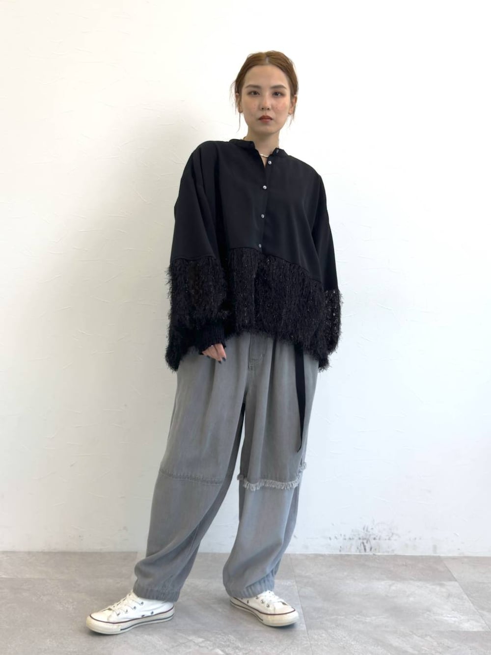 グレー系のデニムパンツ、ブラック系のシャツ/ブラウスを着用したレディースの冬コーディネートの1枚目の写真
